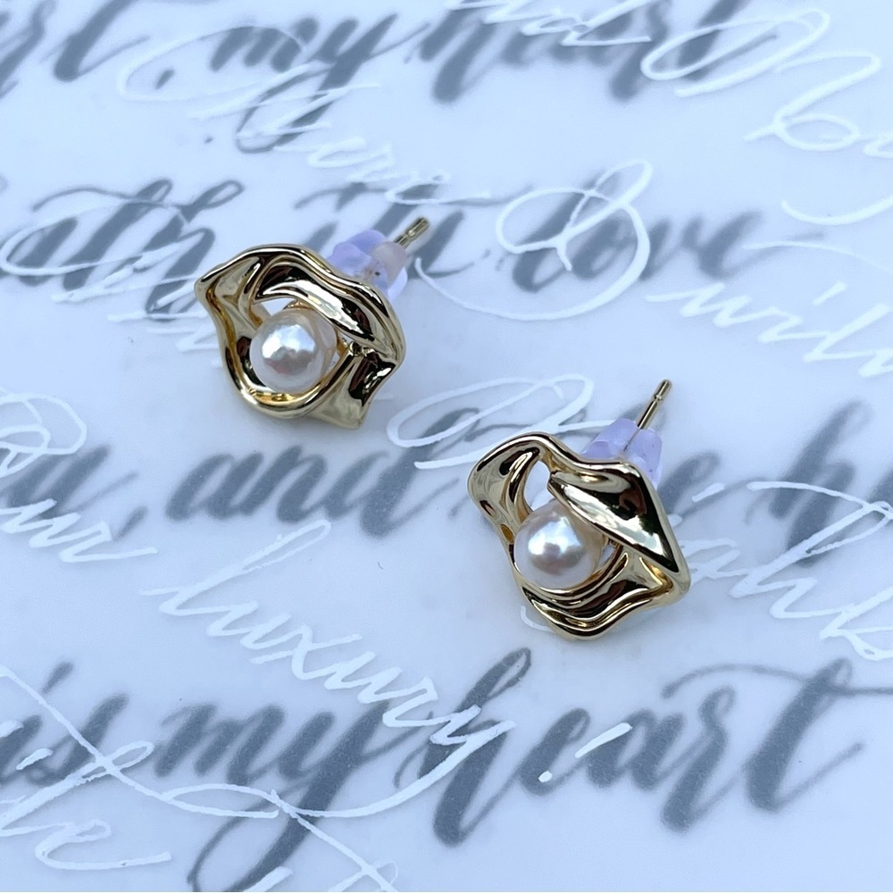Elegant Gold and Pearl Earrings Brand New